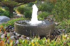 Gartenbrunnen in Form eines Mühlsteins