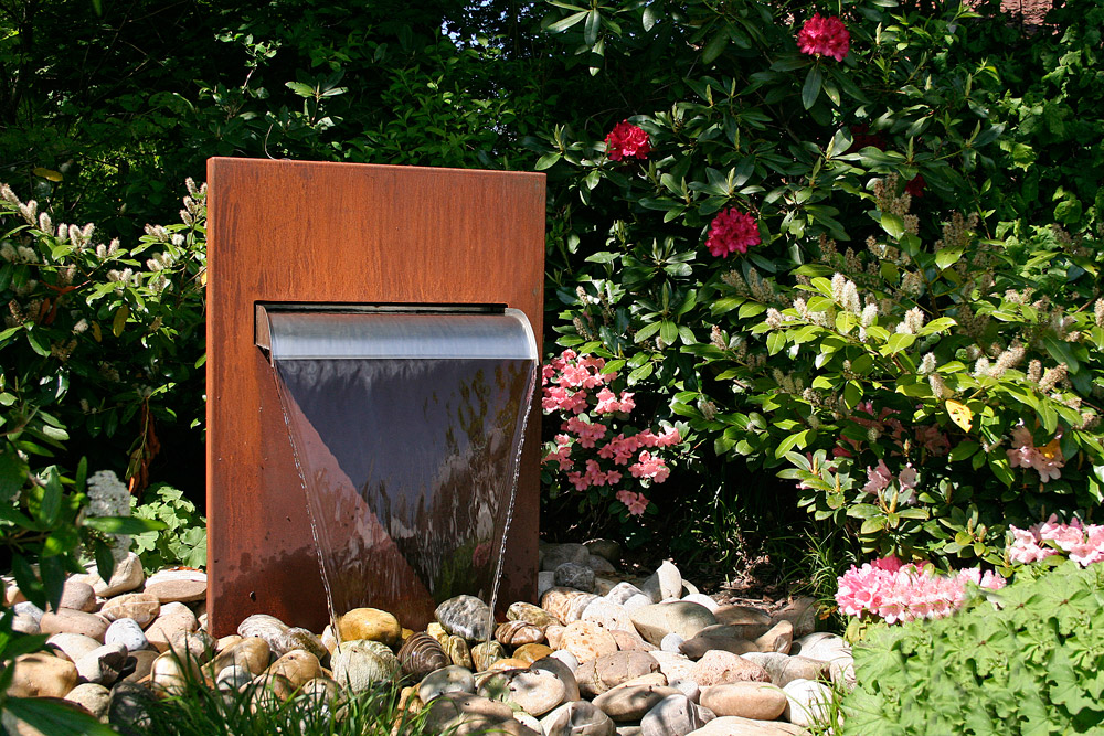 Cortenbrunnen Wasserfall im Garten